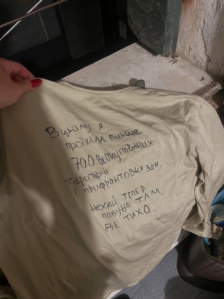Військова форма на мотузках як символ невидимої війни: Дар’я Кольцова представила проєкт «Відлуння» у Венеції