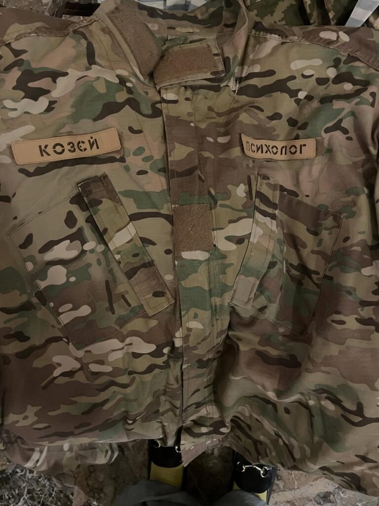 Військова форма на мотузках як символ невидимої війни: Дар’я Кольцова представила проєкт «Відлуння» у Венеції