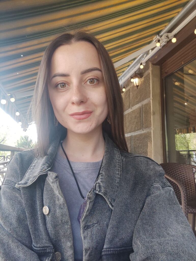 «Навчання — це та єдина опора, яку ніхто не зможе у вас забрати»: Як стипендія L’ESKIZZO змінила життя п’яти жінок 