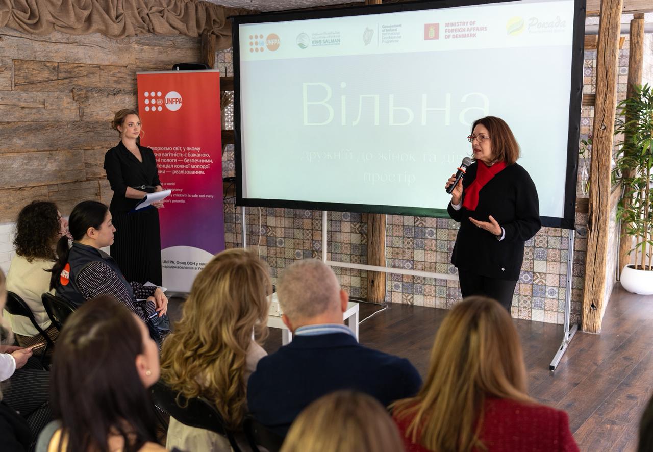 «Її голос. Її історія. Її сила». У Києві відкрилася фотовиставка про жінок, які знайшли сили почати все знову