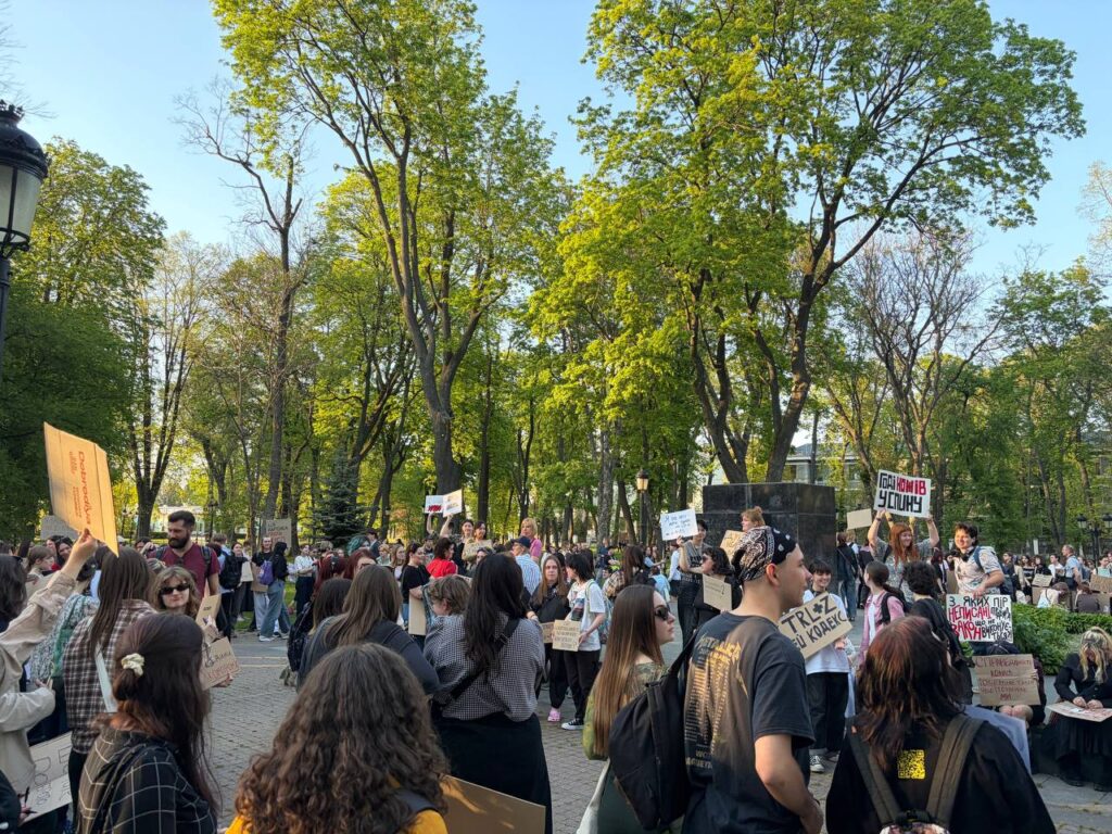 «Дуже недоброзвичайно з вашого боку!» У центрі Києва сотні людей вийшли проти нового Цивільного кодексу