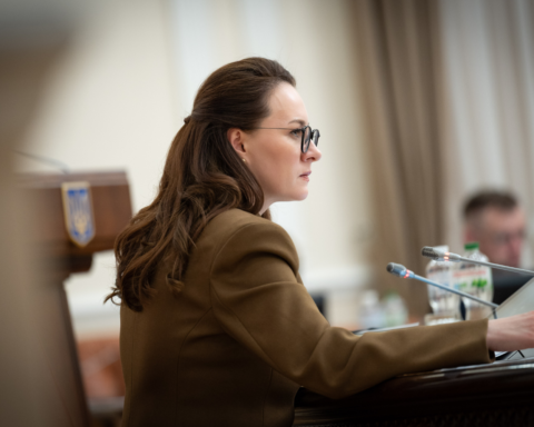 Уряд дозволив виїзд за кордон окремим жінкам-посадовицям під час воєнного стану