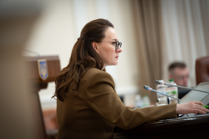 Уряд дозволив виїзд за кордон окремим жінкам-посадовицям під час воєнного стану