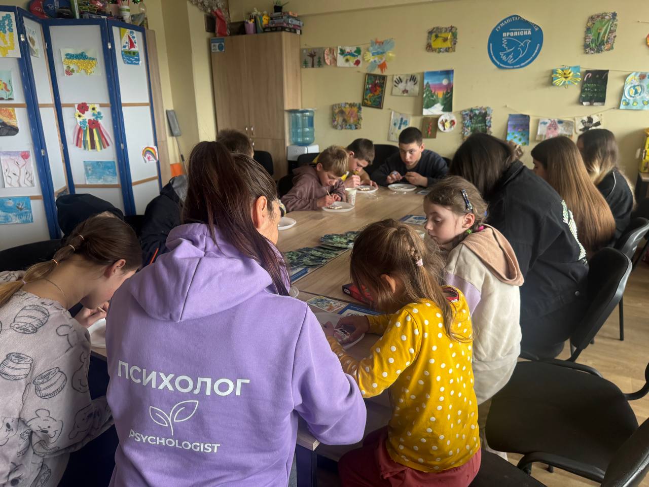 «Я ніби відчіпляюся з гачка негативних думок і почуттів». Як арттерапія підтримує жінок, які втратили дім