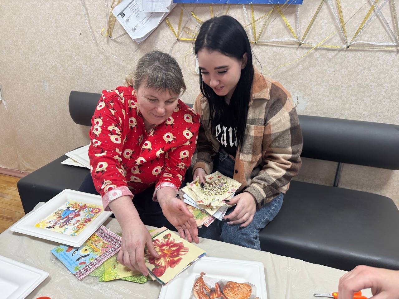 «Я ніби відчіпляюся з гачка негативних думок і почуттів». Як арттерапія підтримує жінок, які втратили дім