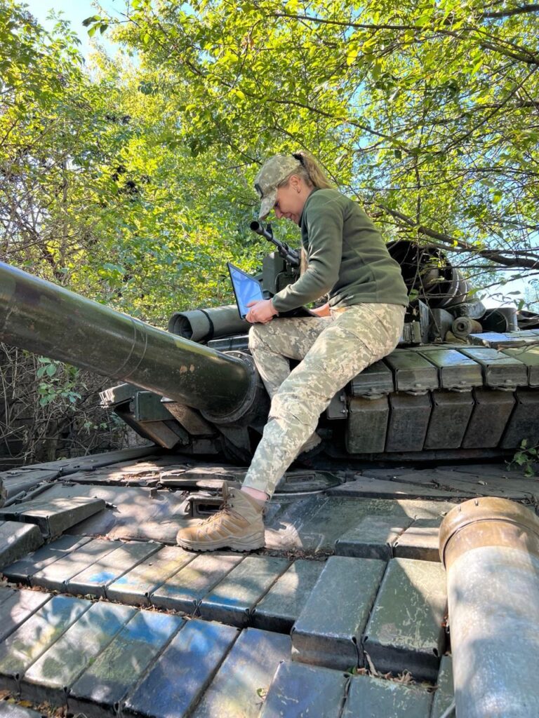 «Для жінки йти в ЗСУ і пробувати реалізуватися — це ризик». Інтерв’ю з командиркою взводу зв’язку «Харлі Квін»
