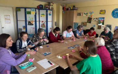 «Я ніби відчіпляюся з гачка негативних думок і почуттів». Як арттерапія підтримує жінок, які втратили дім