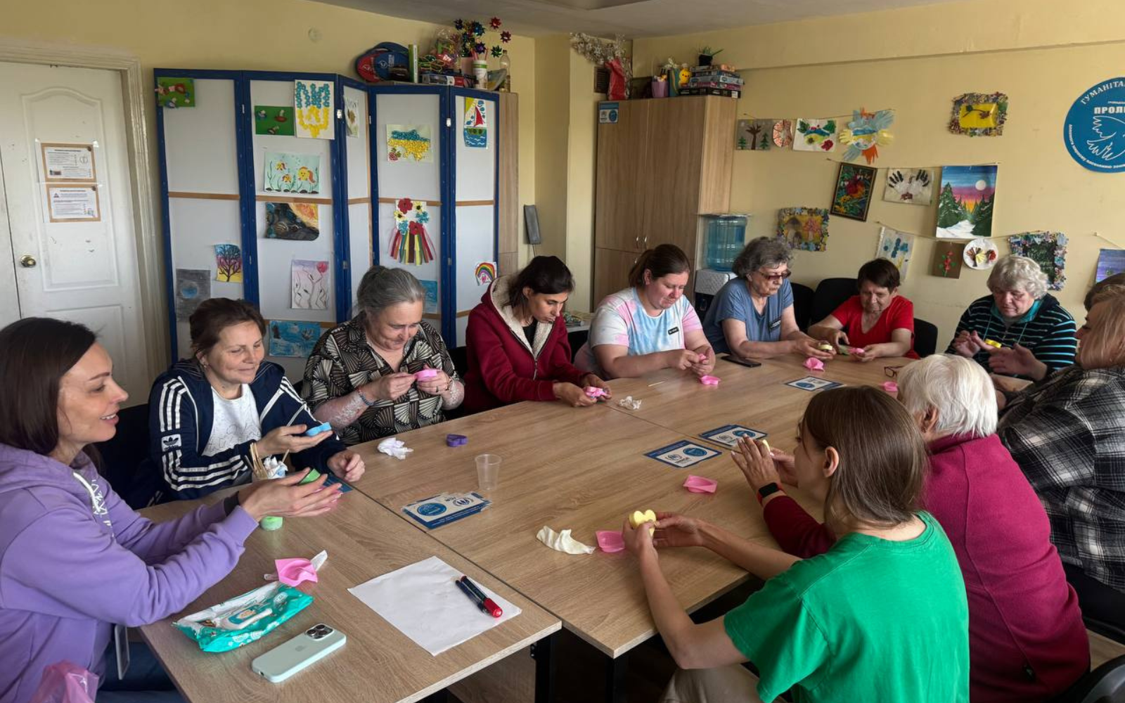 «Я ніби відчіпляюся з гачка негативних думок і почуттів». Як арттерапія підтримує жінок, які втратили дім