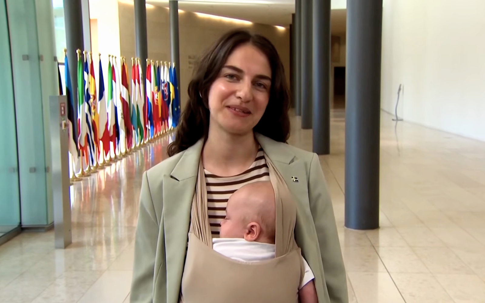 «Дитина — не перешкода»: шведська міністерка прийшла на засідання Ради ЄС із тримісячним сином
