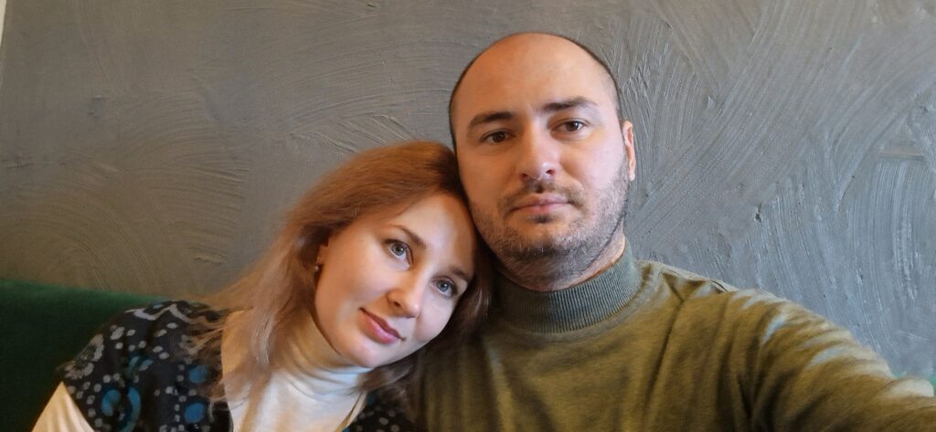 «Щоб донька пам’ятала свого тата»: дружина загиблого бойового медика написала книжку про їхню родину