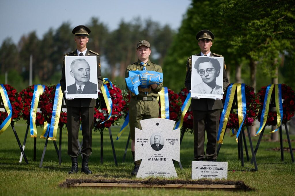 На могилі діячки ОУН Софії Федак-Мельник під Києвом після розголосу замінили пам’ятник