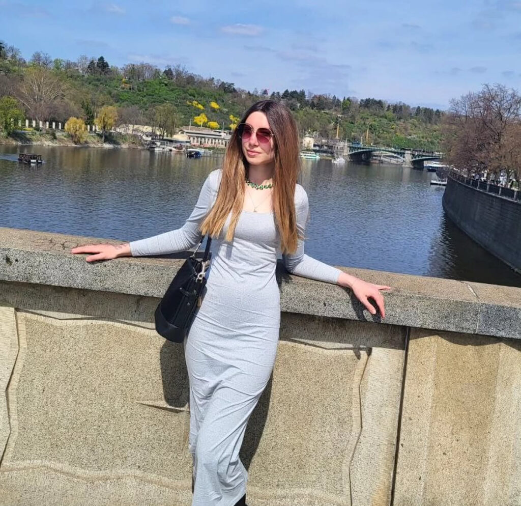 «Він завжди десь поруч»: Що таке сталкінг насправді та як захистити себе юридично і психологічно