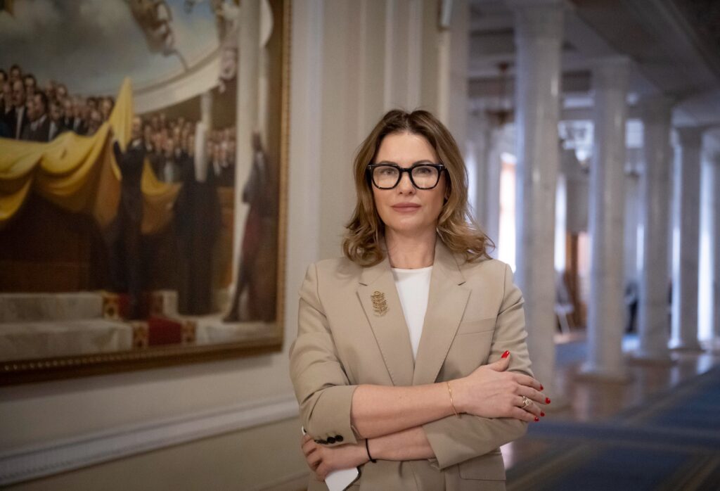 Від шкільної скриньки для телефонів до бану в TikTok: як світ намагається повернути дітей із соцмереж 