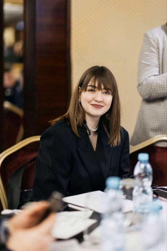 «Він завжди десь поруч»: Що таке сталкінг насправді та як захистити себе юридично і психологічно
