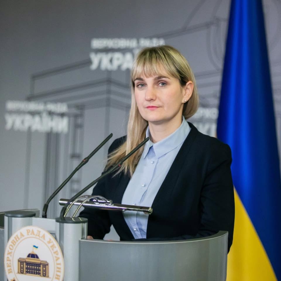 Від шкільної скриньки для телефонів до бану в TikTok: як світ намагається повернути дітей із соцмереж 