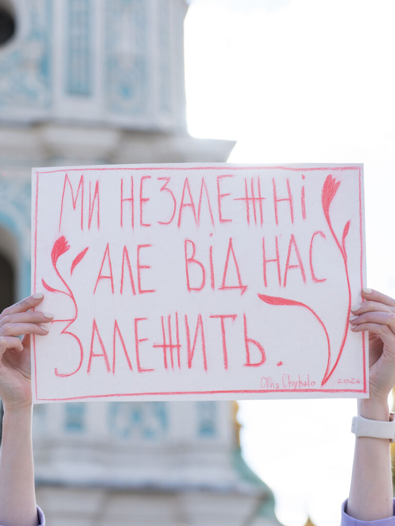 До Дня Незалежності розіграють картини українських мисткинь на підтримку підлітків: як долучитися