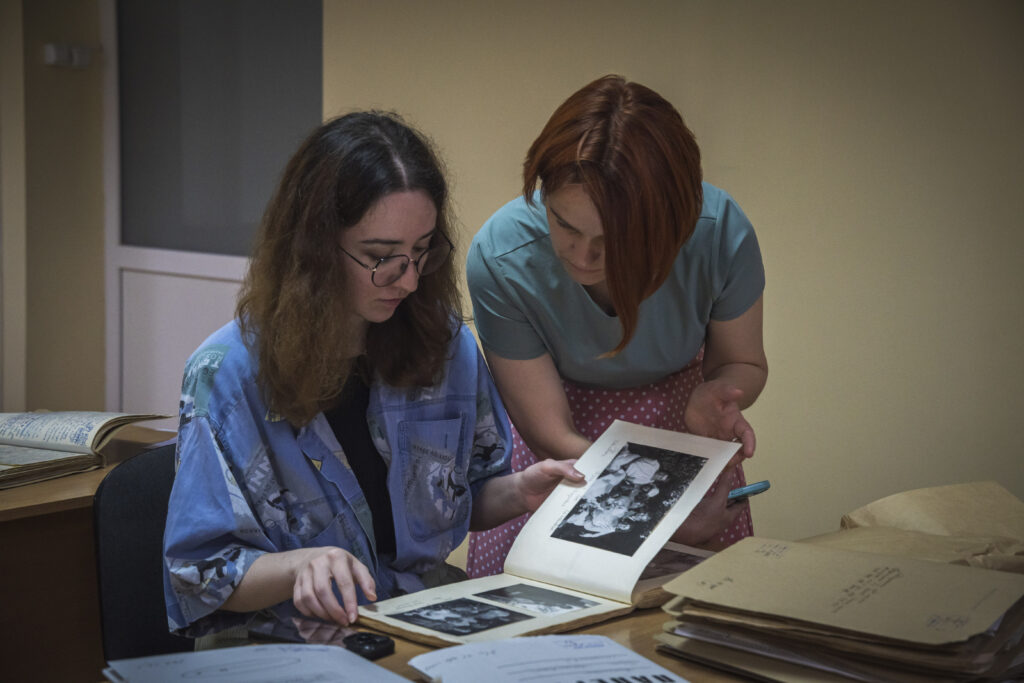У Луцьку покажуть документальну виставу про першу українку-сенаторку Олену Левчанівську та її доньку Ірину