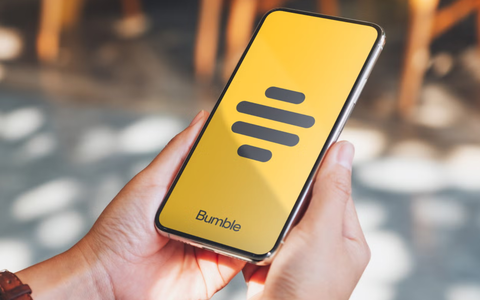 Bumble скасував ключове правило: тепер чоловіки можуть писати першими
