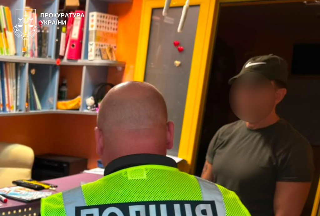Директору мовного центру в Хмельницькому повідомили про нову підозру — у розбещенні учениць