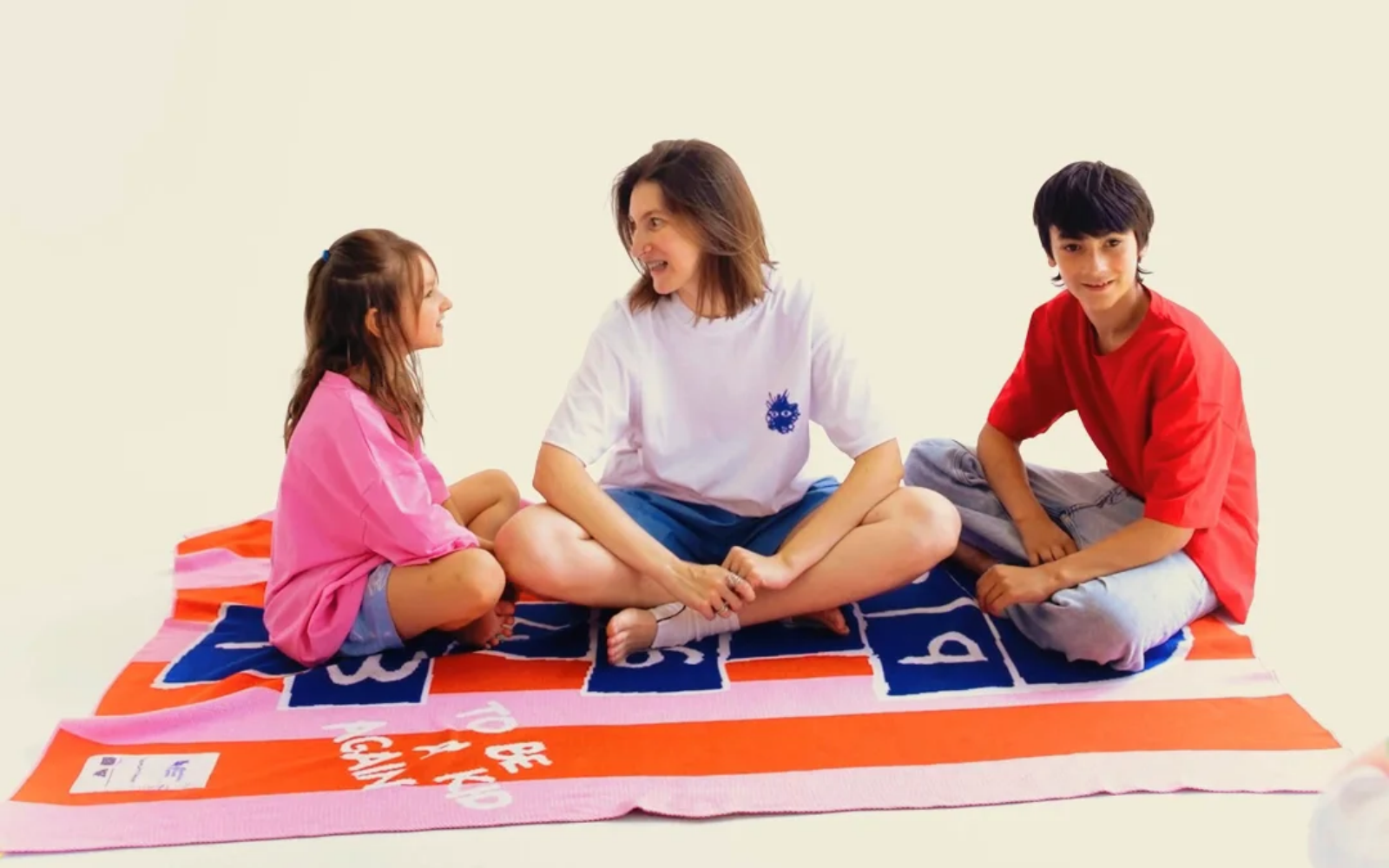 «Your turn to be a kid again!»: Behind Blue Eyes та Cuprum Depot створили благодійний плед на підтримку дітей із прифронтових сіл