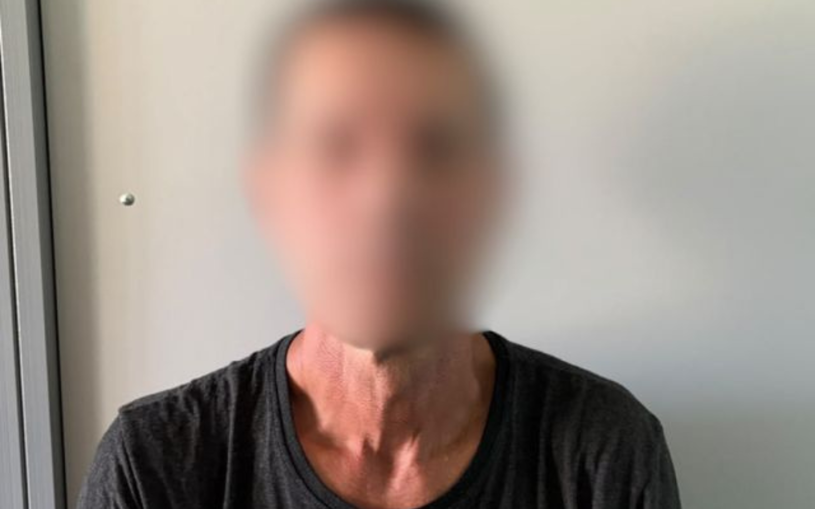 У Києві чоловіка засудили до 8 років в’язниці за зґвалтування падчерки з психічним захворюванням, яка завагітніла від нього