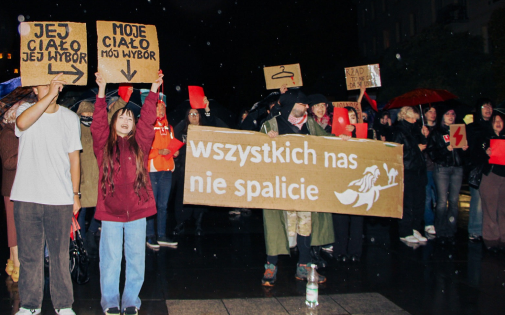 Польські жінки вийшли на акції протесту, вимагаючи легалізації абортів
